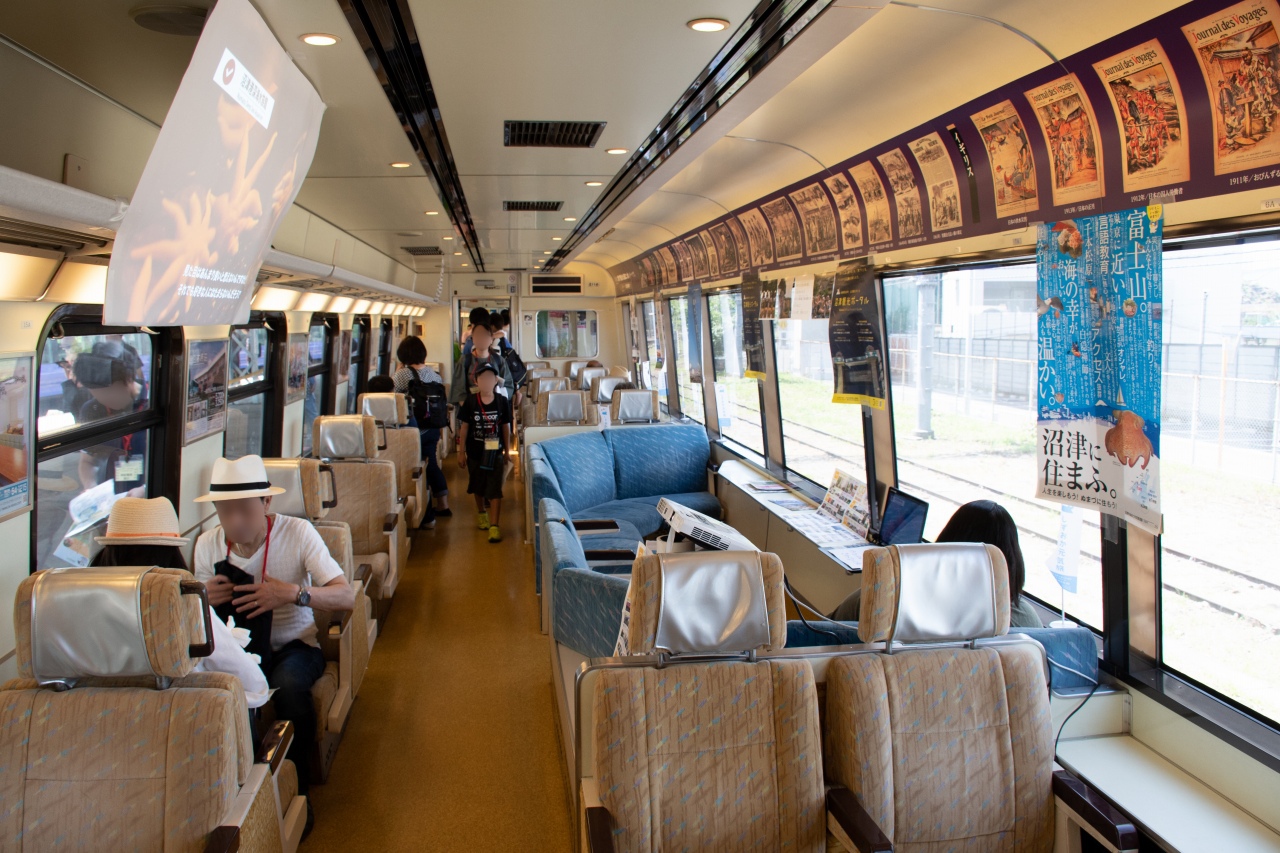 黒船電車の車内では、伊豆急行線沿線を始めとする伊豆半島のアピールが、休憩所を兼ねて行われていた。