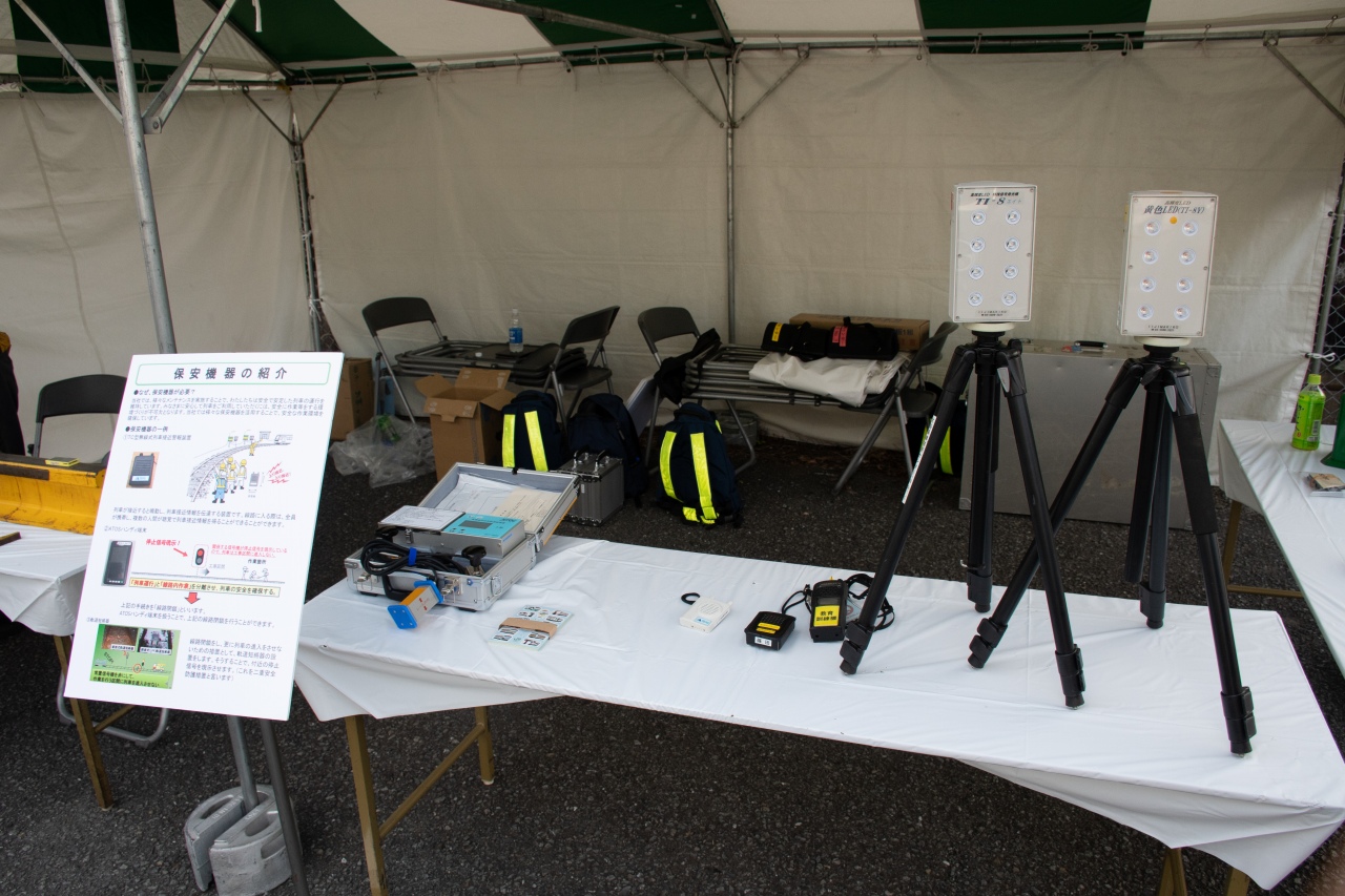 保線作業員用の保安機器も展示された。右側の大きな機材は、作業時に点滅するLEDライトで、万が一の列車誤侵入時に乗務員に危険を知らせるものだという。