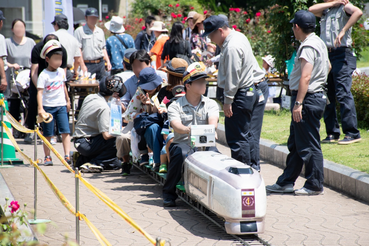 子供たちに人気を集めたミニ電車。こちらの先頭車は、651系「IZU CRAIL」。反対側の先頭車はE259系だった。