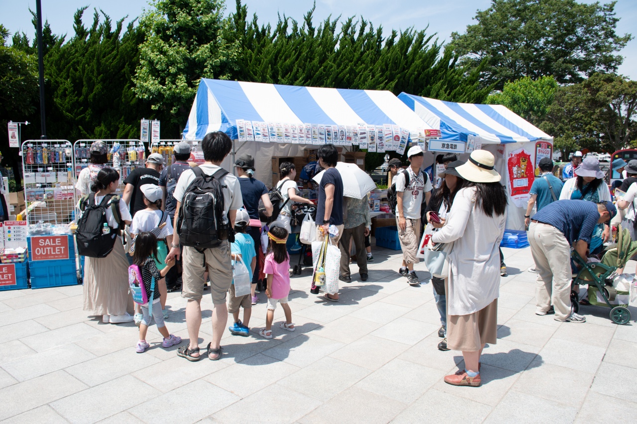 京浜急行電鉄のグッズ販売ブース。地元の大手私鉄とあってか、こちらも人足が絶えることがなかった。
