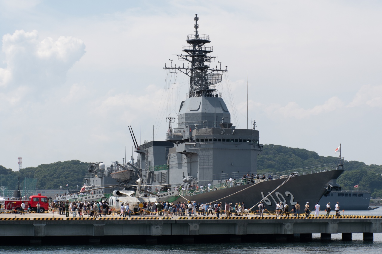 海上自衛隊の試験艦「あすか」。戦闘艦ではなく、装備品を試験するための艦だという。手前には、護衛艦などに搭載される哨戒ヘリコプターも展示された。