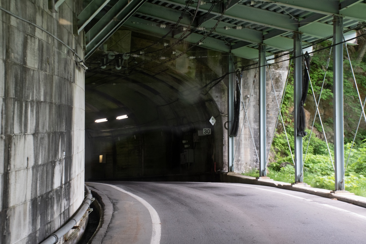 雪や土砂崩れによる運行障害を防止するためのスノーシェッドを抜け、関電トンネルへ