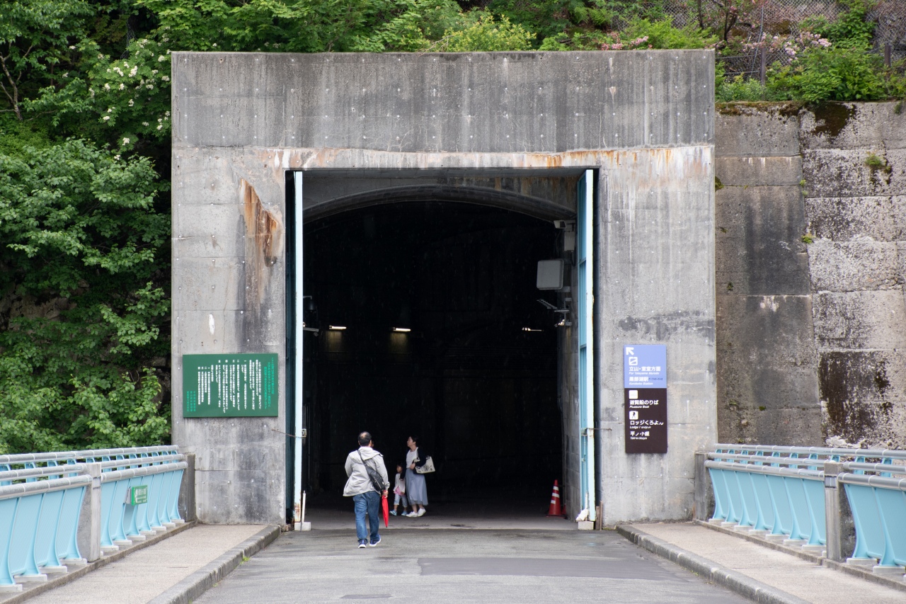 通常のアルペンルート来訪者は、黒部ダムの堤体上を経由し、黒部ケーブルカーの黒部湖駅へと進むことになります