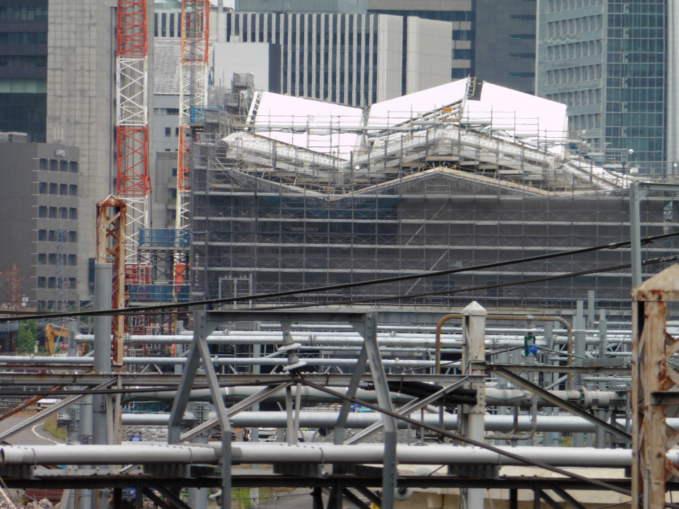 新駅側面をズームアップで撮影。建造物(駅舎)は、地上3階、地下1階、高さ約30メートルを予定。
