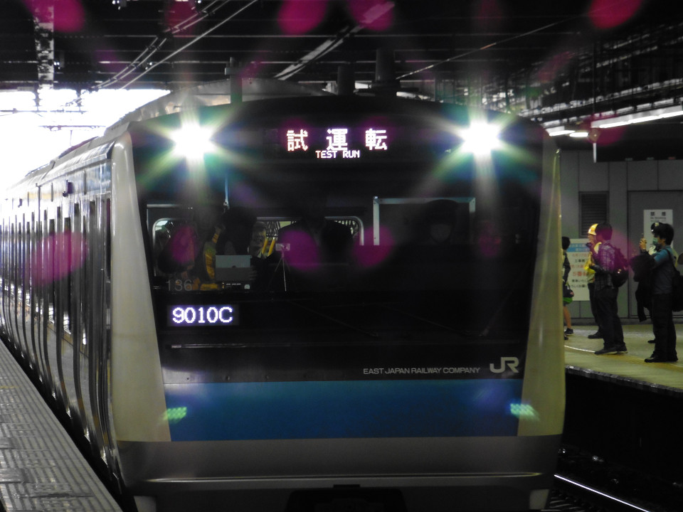5番線から発車する初めての京浜東北線は、「試運転」の表示で入線。到着後、「大船」行きの表示に変わりました。
