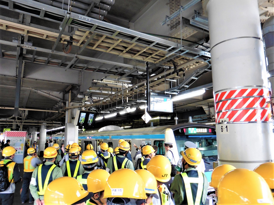 5番線初列車には、多くの作業員が集まり、モニターをチェックしたり、タブレットで撮影したりといった様子が見られました。