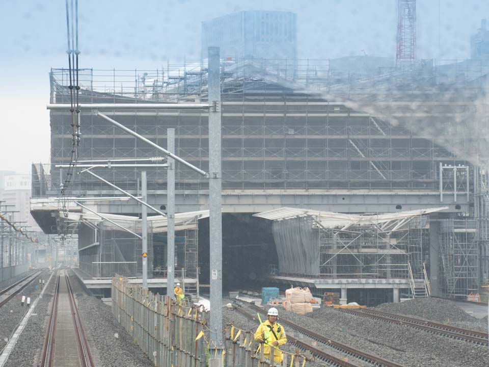 京浜東北線の列車車窓から見た新駅の様子。ホームが整備されつつあります。ホームは2面4線で、各番線には、可動式ホーム柵が設置される予定です。
