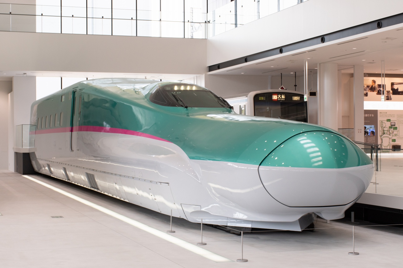 E5系のモックアップ。保安装置や走行用機器、サービス機器を除いて、車体は実物と同じ構造です。車両番号は「E514-9001」。E5系には実在しない試作車の番号を名乗っています