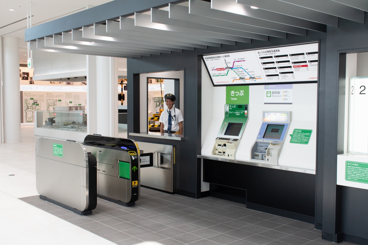 券売機や改札を再現した駅の仕事体験コーナー。MV35型指定席券売機やEV4型自動券売機、最新型のEG20型自動改札機などが設置されています