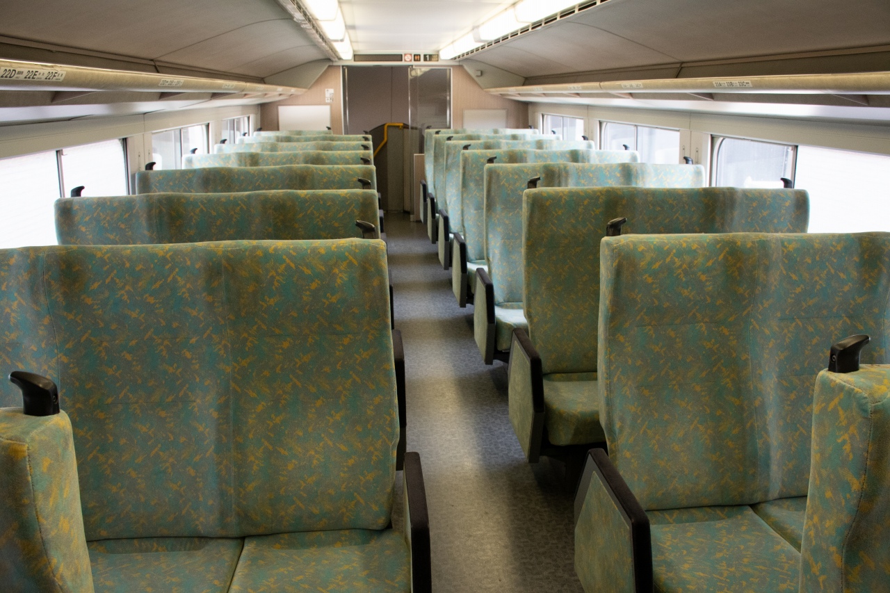 このE1系や、続いてデビューしたE4系では、2階席のうち自由席車両は3-3列配置となっているのが特徴。通常よりも1列増やし、大量輸送を可能としました。なお、E1系の車内は通常非公開です