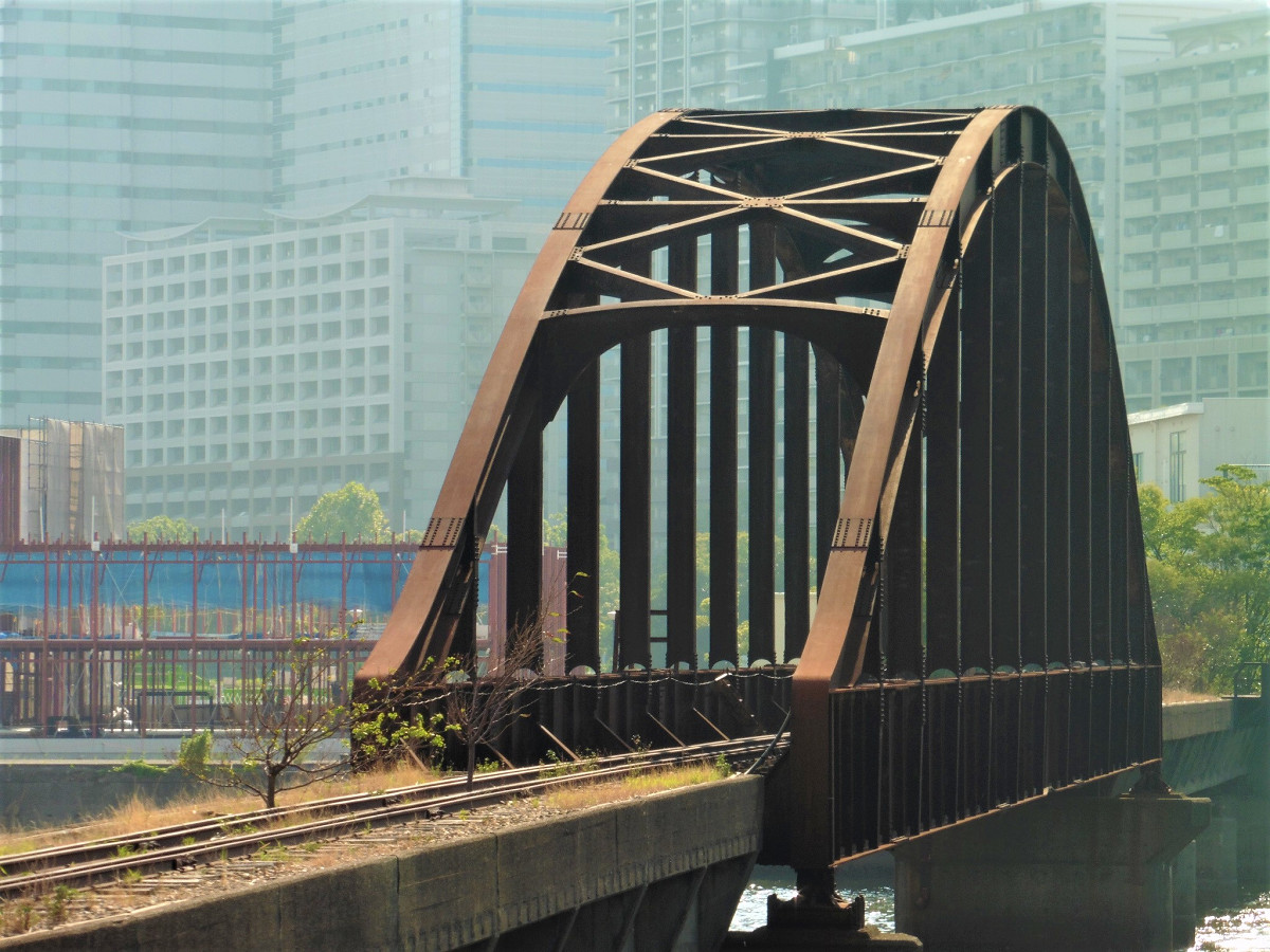 橋りょうは、ローゼ（Lohse）橋と呼ばれるタイプに分類されます。このタイプの橋りょうでは、日本初の建造。カーブ部（アーチリブ）と水平部（橋桁）が、ともに厚みを持っていることが特徴です。