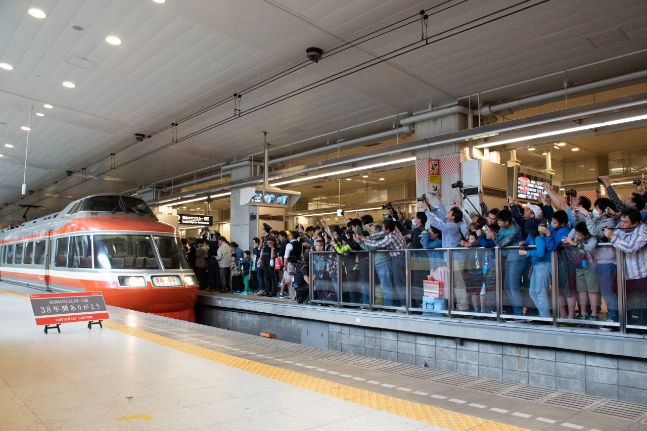 新宿駅に入線したLSE。大勢のファンが待ち構えていました