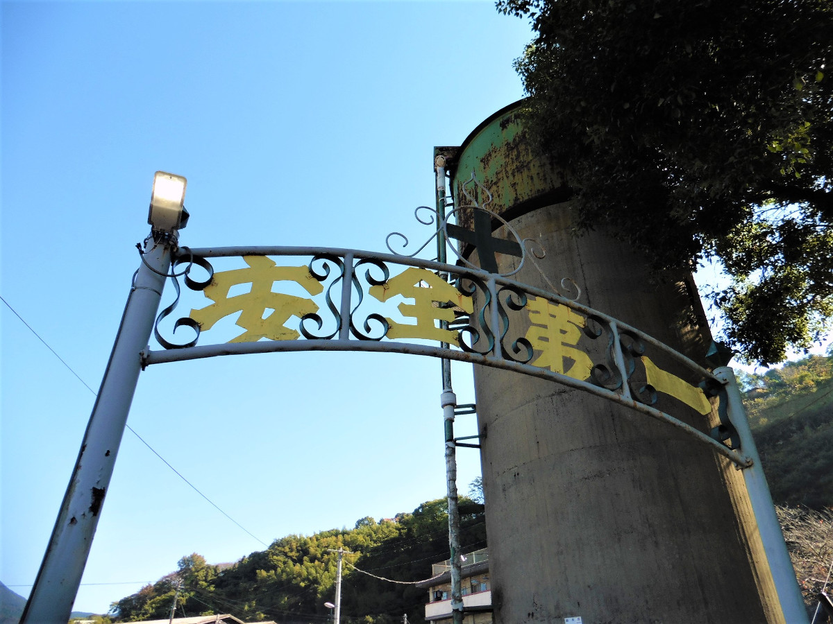 宇和島運転区の入口の様子。1933年に開設された当初はSLの機関区だったため、SL運行を支えた設備が各所に残っています。写真の円柱状の建造物は、SLの給水塔です。