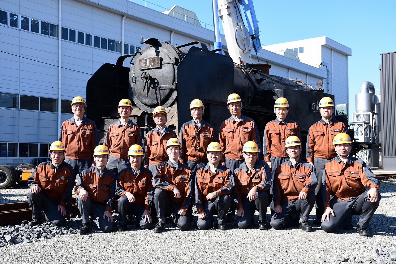 復元プロジェクトに携わるメンバーと記念撮影。復元には、東武鉄道の社員のほか、JR東日本大宮総合車両センターのOBも携わるということです。