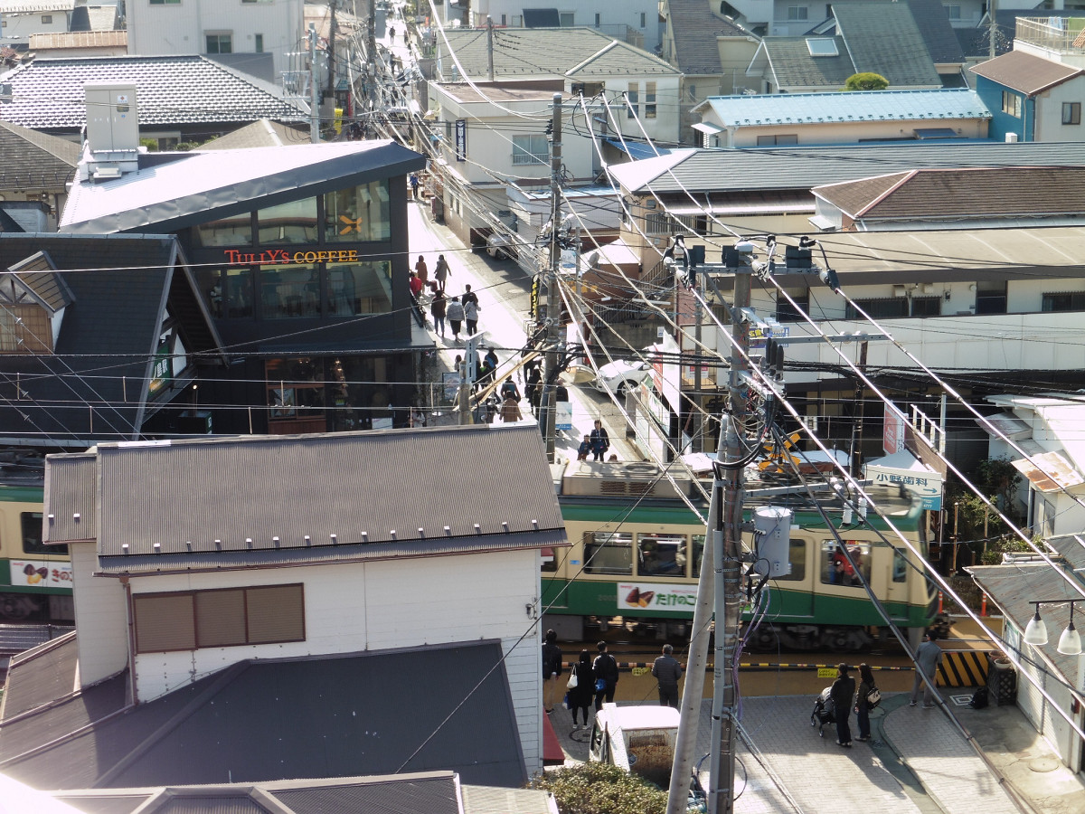 ルーフテラスの南側では、江ノ島電鉄の江ノ島駅が間近に見下ろせます。踏切を越えた先を進むと、片瀬東浜海水浴場や江の島に出ます。