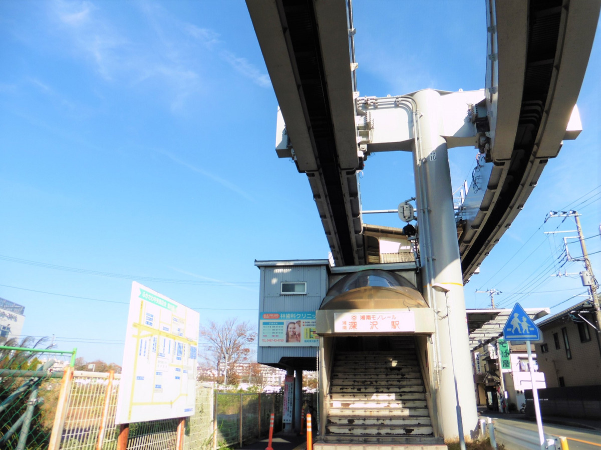 湘南深沢駅外観。地上とホームを結ぶのは階段のみで、現時点ではバリアフリー対応はされていません。バリアフリー化に向けた整備計画はあり、ホーム増設とあわせ、エレベーターが設置される予定です。