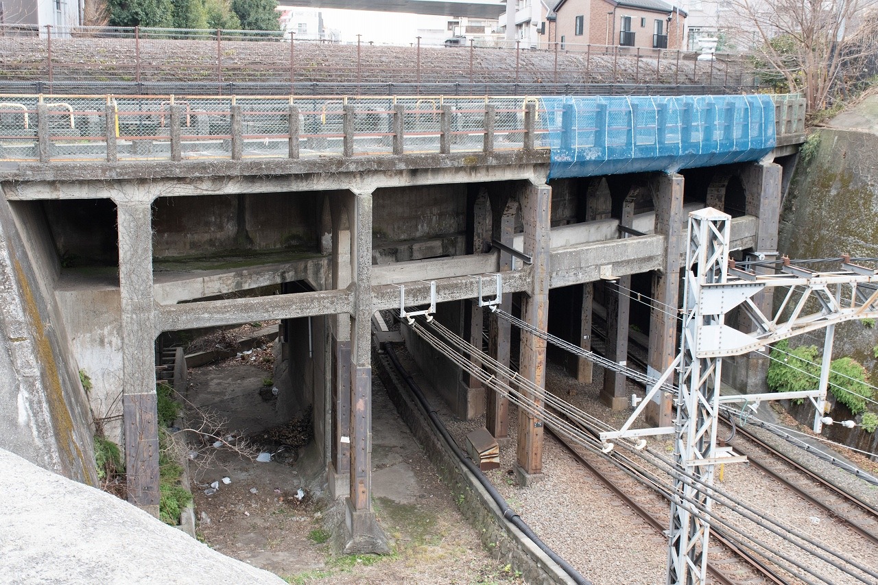 1枚目の写真の反対側から。左側（東側）に東京山手急行電鉄線が通り、写真奥の明大前駅が乗換駅となる予定でした