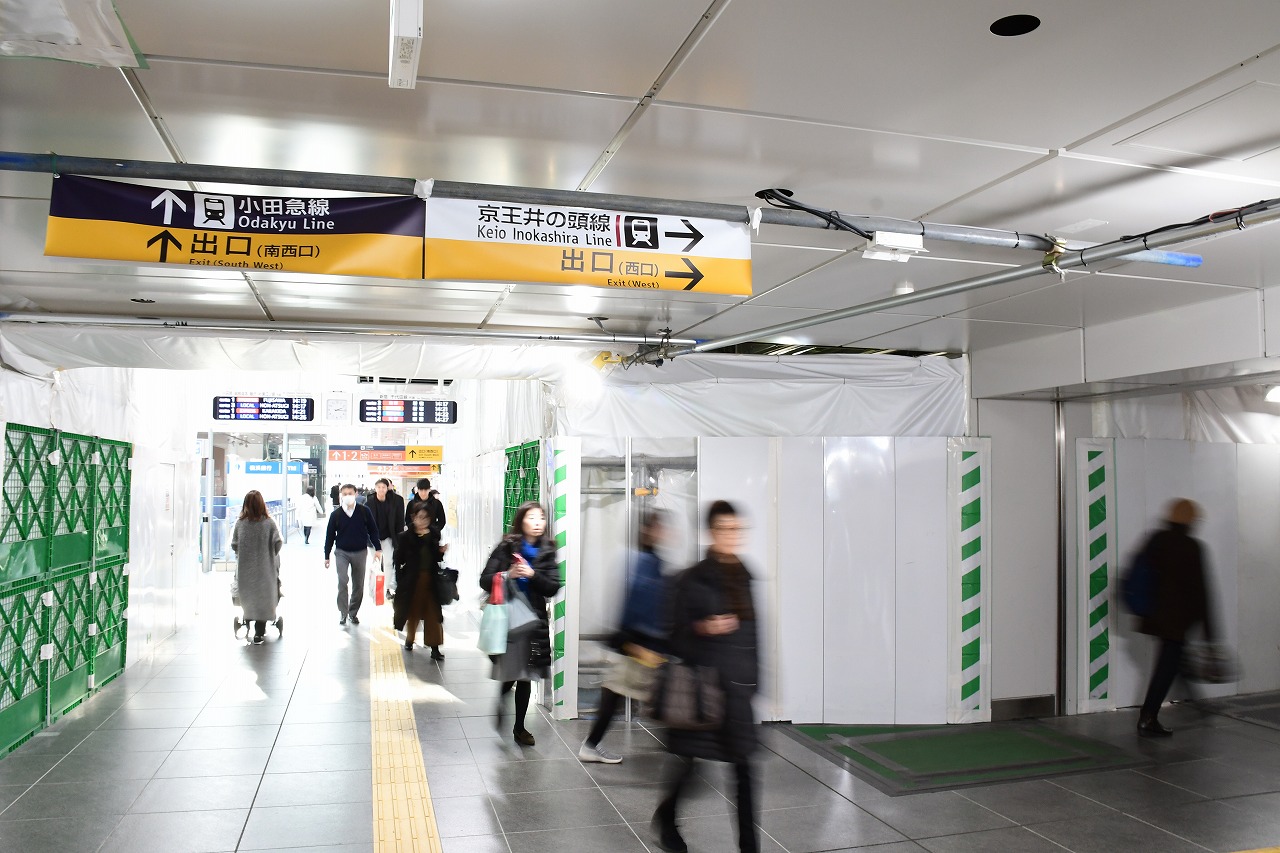 下北沢駅が改札内を両社で共有する設計となっていたのも、かつて井の頭線が小田急系の会社によって運営されていた名残です