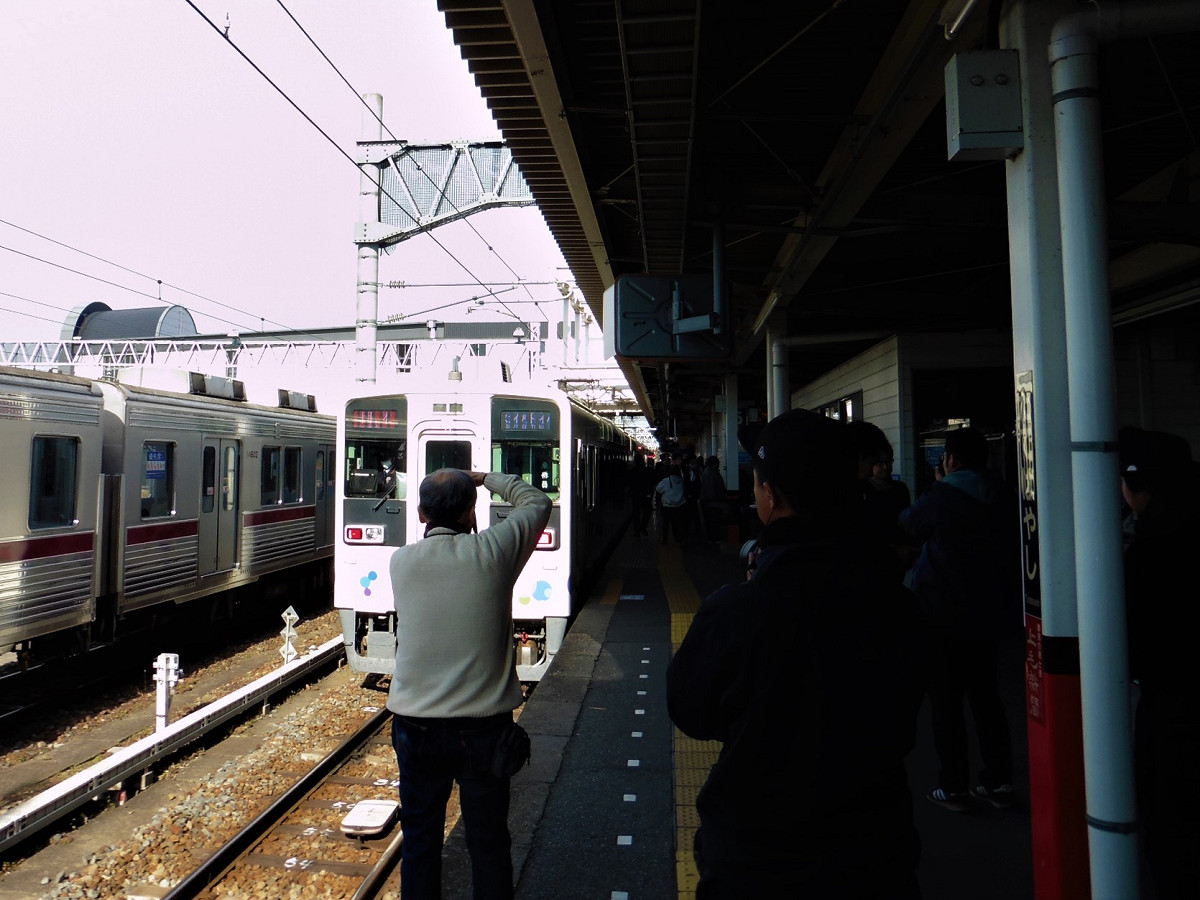 館林駅5番線に停車中のスカイツリートレインと、番組収録の様子。一般のお客さんが撮影する姿も多く見られました。