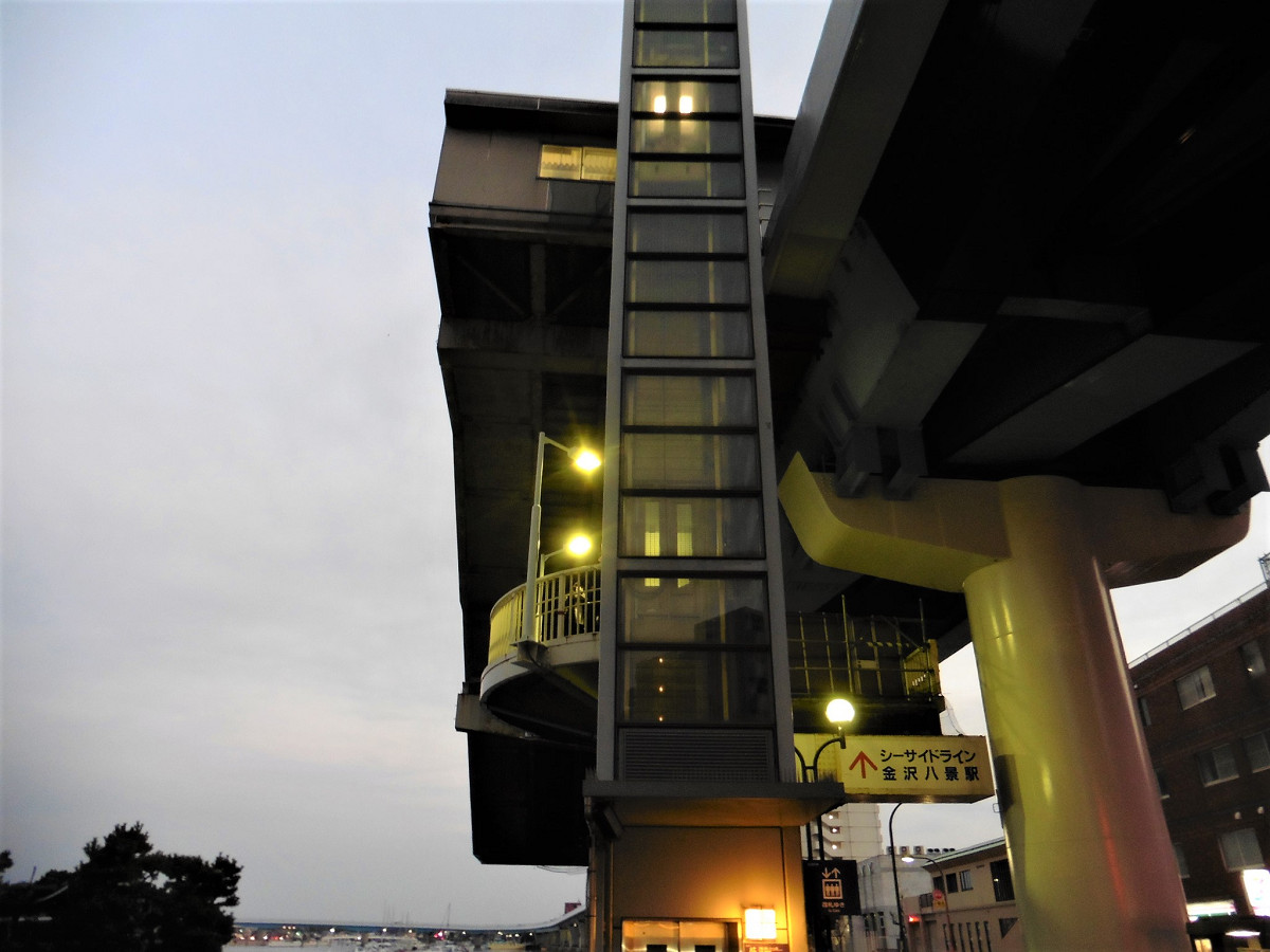 横浜シーサイドライン金沢八景駅外観。写真左側には平潟湾があり、正しくシーサイドの駅になっています。