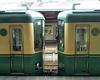green, train, transport, outdoor, platform, land vehicle, vehicle, station, public transport, yellow