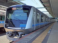 train, platform, track, station, transport, outdoor, land vehicle, vehicle, public transport, pulling, blue